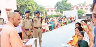 सीएम योगी का अल्टीमेटम: गरीबों को उजाड़ने वाले माफिया न बख्शें, पैमाइश से विवाद सुलझाएं