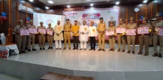 श्रावस्ती में मिशन शक्ति केंद्रों को तकनीकी उड़ान: एसपी ने वितरित किए स्मार्टफोन व एक्सक्लूसिव सिम