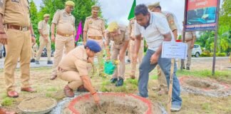 संतकबीरनगर में गांधी-शास्त्री जयंती: पुलिस अधीक्षक ने दिलाया सत्य-अहिंसा का संकल्प, किया वृक्षारोपण