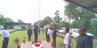 गांधी-शास्त्री जयंती: गोरखपुर में जिलाधिकारी ने फहराया झंडा, आदर्शों को अपनाने का दिया संदेश