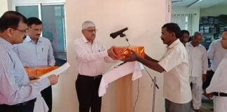 गांधी-शास्त्री जयंती: गोरखपुर में डीआईजी, एडीजी और मंडलायुक्त ने दी श्रद्धांजलि, आदर्श अपनाने का लिया संकल्प।