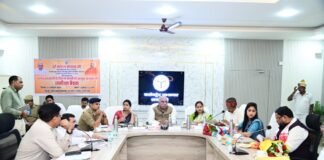 विकास और कानून-व्यवस्था की समीक्षा: प्रभारी मंत्री राकेश सचान के कड़े निर्देश