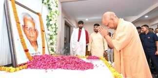 सीएम योगी की गोरखनाथ मंदिर में पूजा, प्रो. उदय प्रताप को दी श्रद्धांजलि