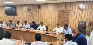 नगर आयुक्त की सख्ती: निर्माण कार्यों की समीक्षा, लापरवाही पर चेतावनी