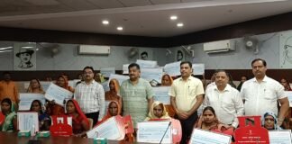 दीपावली की रोशनी: गोरखपुर में उज्ज्वला योजना से मातृशक्ति को दो मुफ्त सिलेंडर की सौगात