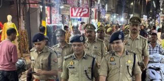 त्योहारों को सुरक्षित बनाने के लिए डीआईजी और एसएसपी ने की पैदल गश्त