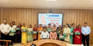 दीपावली-छठ पर नगर निगम कर्मियों का सम्मान: सफाई नायकों को मिठाई और उपहार