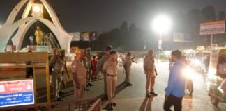 त्योहारों पर सुरक्षा कवच: डीआईजी की पैदल गश्त, पुलिस अलर्ट