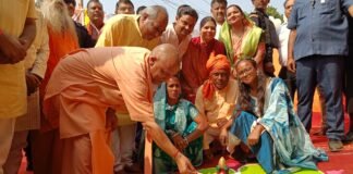 योगी ने वनटांगिया गांव में दीपावली मनाई: 49 करोड़ की 133 परियोजनाओं का शिलान्यास-लोकार्पण