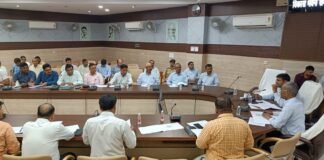 2051 निर्माण कार्यों की समीक्षा: डीएम ने रेड श्रेणी पर चिंता जताई, तेजी के निर्देश