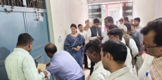 डीएम हर्षिता माथुर ने राजनैतिक दलों के साथ ईवीएम/वीवीपैट वेयरहाउस का किया निरीक्षण