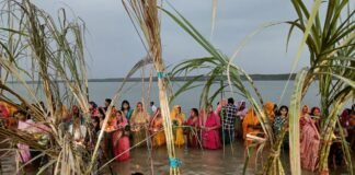 छठ महापर्व समापन: उगते सूर्य को अर्घ्य, गोरखपुर में श्रद्धा और व्यवस्था का अनुपम दृश्य