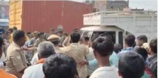 युवक की मौत पर सड़क जाम: परिवार ने शव रख प्रदर्शन, बस तोड़ी, पुलिस से झड़प