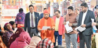 जनता दर्शन में सीएम योगी ने सुनी 200 लोगों की फरियाद, बोले – “घबराइए मत, गरीब की जमीन पर माफिया का कब्जा बर्दाश्त नहीं।