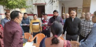 डीएम ने मगहर में 5 बूथों का किया निरीक्षण