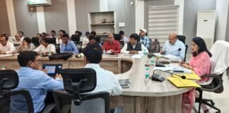 डीएम की सख्ती: निष्क्रिय आशाओं पर कार्रवाई न होने से डीपीएम को फटकार, लापरवाह डॉक्टरों को चेतावनी जारी करने के आदेश।