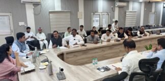 मतदेय स्थलों के संभाजन पर डीईओ की बैठक: राजनीतिक दलों से 17 नवंबर तक आपत्ति मांगी अधिकतम 1200 मतदाताओं पर पोलिंग स्टेशन, सुविधा और पारदर्शिता पर जोर