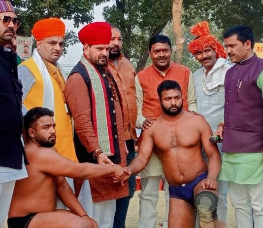 द्वाबा महोत्सव में बृजभूषण शरण सिंह ने कुश्ती दंगल का शुभारंभ किया
