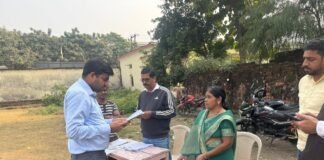 डीएम दीपक मीणा ने बूथों का औचक निरीक्षण किया, SIR अभियान में तेजी लाने के सख्त निर्देश