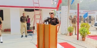 पुलिस झंडा दिवस पर एसएसपी राजकरन नय्यर ने किया ध्वजारोहण, पुलिसकर्मियों को दिलाया गरिमा का संकल्प