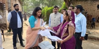 डीएम हर्षिता माथुर ने SIR अभियान का औचक निरीक्षण किया, 4 दिसंबर तक शत-प्रतिशत कार्य पूरा करने के सख्त निर्देश