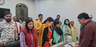 मंडल कार्यालय में धूमधाम से मनाया गया संविधान दिवस, सभी अधिकारियों-कर्मचारियों ने ली संविधान की उद्देशिका की शपथ।