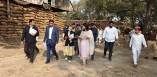 डीएम का सख्त निर्देश: धान खरीद का पैसा समय पर न मिला तो अफसरों पर गिरेगी गाज