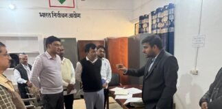 डीएम दीपक मीणा ने खजनी में मारा अचानक छापा, SSR कार्य में ढिलाई देख भड़के, बीएलओ को लगाई कड़ी फटकार