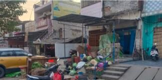 पटरी पर अवैध कब्जे का सफाया, नगर पालिका-पुलिस की संयुक्त कार्रवाई