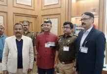 सशस्त्र सेना झंडा दिवस पर भूतपूर्व सैनिकों ने एकत्र किया सहयोग, स्मारिका का विमोचन