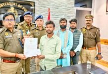 करमैनी घाट पर 10 से अधिक जानें बचाने वाले साहसी नाविक संदीप साहनी को एसपी ने किया सम्मानित