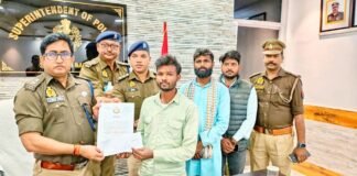 करमैनी घाट पर 10 से अधिक जानें बचाने वाले साहसी नाविक संदीप साहनी को एसपी ने किया सम्मानित