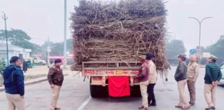 सड़क सुरक्षा अभियान: भारी वाहनों पर रेडियम पट्टी लगवाकर चालकों को दी हिदायत