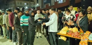 शीतलहर से राहत: बीआरडी मेडिकल कॉलेज में रैन बसेरा, कंबल-भोजन वितरण और अलाव की व्यवस्था