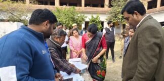 डीएम हर्षिता माथुर ने SIR विशेष शिविरों का औचक निरीक्षण किया, 11 दिसंबर तक 100% फॉर्म जमा करने के सख्त निर्देश