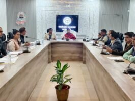 डीएम हर्षिता माथुर ने खोली शिक्षा की नई राह टाइलीकरण में लापरवाही पर डीसी निर्माण का 7 दिन का वेतन रोका