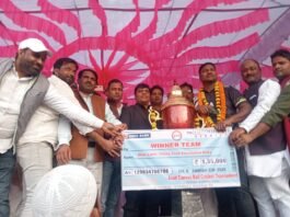 बच्चों-युवाओं को ट्रॉफी-चेक देकर सम्मानित करते डॉ. उदय प्रताप चतुर्वेदी, सूर्या ग्रुप प्रबंध निदेशक ने दी 1 लाख की सहयोग राशि