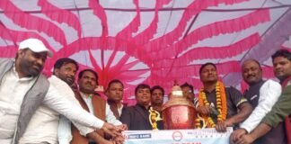 बच्चों-युवाओं को ट्रॉफी-चेक देकर सम्मानित करते डॉ. उदय प्रताप चतुर्वेदी, सूर्या ग्रुप प्रबंध निदेशक ने दी 1 लाख की सहयोग राशि