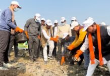 कूड़े के ढेर से हरित पट्टी तकः एकला बंधे पर महापौर-आयुक्त ने लगवाए 2000 पौधे