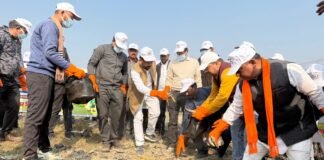 कूड़े के ढेर से हरित पट्टी तकः एकला बंधे पर महापौर-आयुक्त ने लगवाए 2000 पौधे