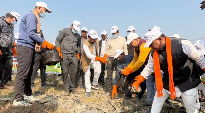 कूड़े के ढेर से हरित पट्टी तकः एकला बंधे पर महापौर-आयुक्त ने लगवाए 2000 पौधे