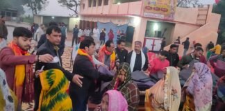 संतकबीरनगर: स्वर्गीय पंडित सूर्य नारायण चतुर्वेदी की स्मृति में सैकड़ों गरीबों को बांटे कंबल-वस्त्र, चेहरों पर आई रौनक