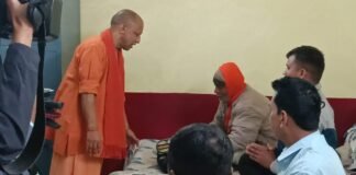 सीएम योगी ने रात में किया रैन बसेरों का औचक निरीक्षण, अपने हाथों से बांटे कंबल-भोजन, बोले – कोई सड़क पर न सोए