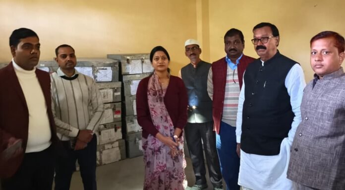 डीएम ने राजनीतिक दलों के साथ ईवीएम/वीवीपैट वेयरहाउस का किया निरीक्षण