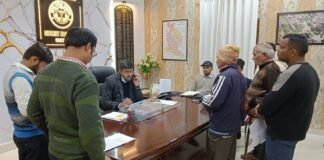 डीएम दीपक मीणा ने फरियादियों की समस्याएँ गंभीरता से सुनीं