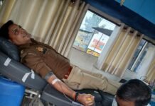 पिपराइच में पुलिस के सहयोग से रक्तदान शिविरः 22 यूनिट रक्त संग्रहित हेल्पिंग फाउंडेशन की पहल, पुलिसकर्मियों ने बढ़-चढ़कर किया रक्तदान