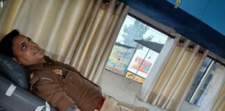 पिपराइच में पुलिस के सहयोग से रक्तदान शिविरः 22 यूनिट रक्त संग्रहित हेल्पिंग फाउंडेशन की पहल, पुलिसकर्मियों ने बढ़-चढ़कर किया रक्तदान