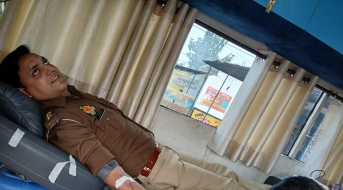 पिपराइच में पुलिस के सहयोग से रक्तदान शिविरः 22 यूनिट रक्त संग्रहित हेल्पिंग फाउंडेशन की पहल, पुलिसकर्मियों ने बढ़-चढ़कर किया रक्तदान