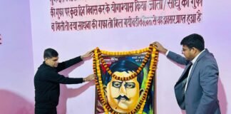 रामप्रसाद बिस्मिल बलिदान दिवस: मंडलायुक्त व डीएम ने जिला कारागार में अर्पित की श्रद्धांजली