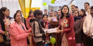 डीएम हर्षिता माथुर ने दिव्यांग बच्चों को वितरित किए सहायक उपकरण, एनटीपीसी के सहयोग से 150 कम्बल भी बांटे